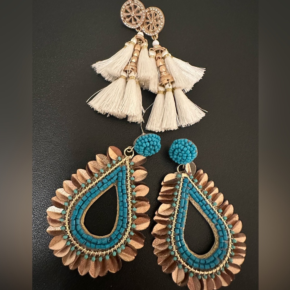 •	Set of two pairs of earrings